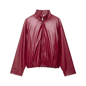 Detailaufnahme der dunkelroten PU-Lederjacke mit Stehkragen und Reißverschluss