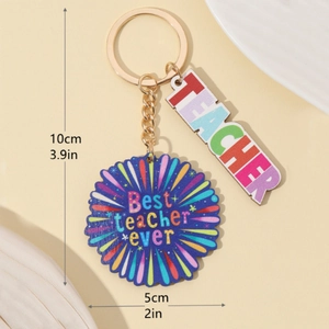 Détail d'un porte-clés enseignant en bois avec design arc-en-ciel et dimensions précises