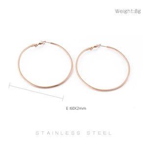 Detailansicht der 60mm Creolen aus Roségold-Edelstahl mit 2mm Dicke und 8g Gewicht