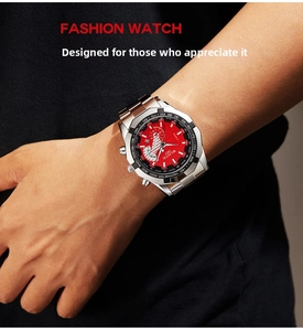 Gros plan d'une montre de sport pour homme avec cadran rouge et bracelet en acier au poignet
