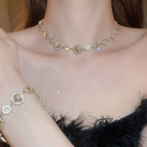 Detail von Luxus Silber Halskette und Armband Set mit gelben Steinen und Kristallen