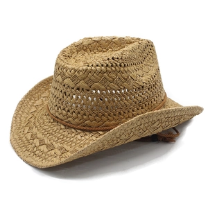 Détail d'un chapeau de paille en raphia tissé avec cordon marron et bord roulé