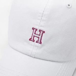 Casquette de baseball en coton blanc avec lettre H brodée violette et œillets d'aération