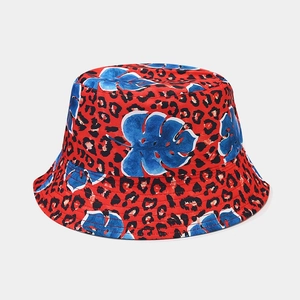 Dettaglio cappello pescatore reversibile con stampa leopardata rossa e foglie blu