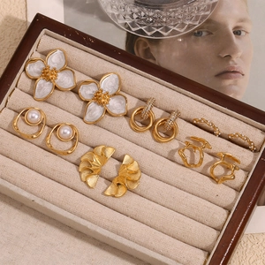 Golden 18K gold-plated geometric petal earrings and pearl ring in a wooden box