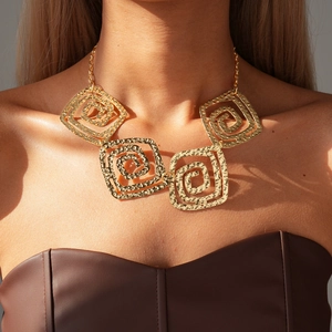 Nahaufnahme der goldenen quadratischen Spiral-Halskette mit kunstvoller Hammerschlag-Optik