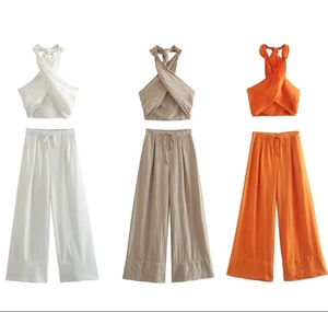 Detaillierter Vergleich von Neckholder-Tops und Weitbeinhosen im Leinen-Stoff-Set