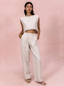 Detail eines beigen Leinen-Zweiteilers mit kurzem Tanktop und weiter Hose mit hoher Taille