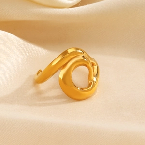 Bague ouverte dorée irrégulière et ajourée pour femme sur fond de satin beige