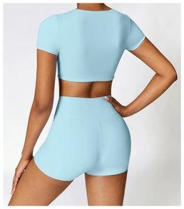 Rückansicht der hoch taillierten Yoga-Shorts und des engen Crop-Tops in Hellblau