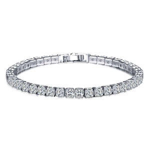 Classico bracciale tennis argentato con zirconi tondi scintillanti e montatura a quattro griffe