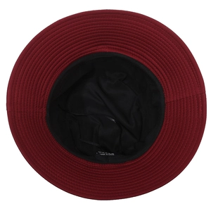 Chapeau bob rouge foncé montrant la doublure noire intérieure et les coutures du bord