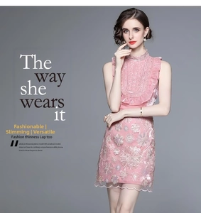 Détail d'une robe rose sans manches avec broderie florale et col à volants chic