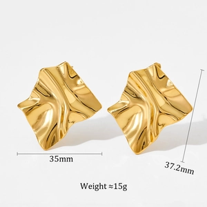 Irregular geometric pleated gold earrings with size 35x37.2mm and weight 15g details