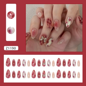 Set unghie finte rosse vintage con fiocchi metallici 3D e motivi floreali