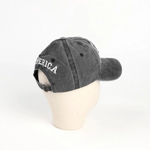 Vista laterale di un cappello da baseball in cotone lavato con ricamo America sul retro