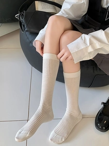 Detail der weißen Ballet-Wadenstrümpfe mit atmungsaktivem Mesh-Strickmuster für Damen