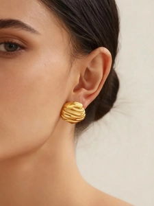 Detailed view of the 18k gold plated stainless steel earrings with hammered texture
