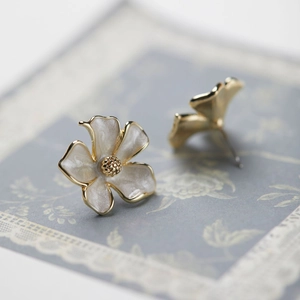 Macro di orecchini a lobo a gelsomino con petali in smalto bianco e bordi dorati