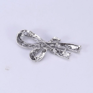 Spilla fiocco vintage argento di lusso con dettagli traforati e finiture in metallo eleganti
