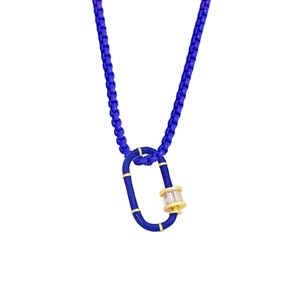 Dettaglio della collana con ciondolo a moschettone blu in smalto e zirconi brillanti