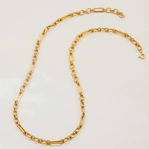 Détail d'une chaîne en acier inoxydable plaqué or 18 carats avec maillons et fermoir