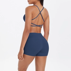 Détail du soutien-gorge de yoga à dos croisé et short de fitness à taille haute