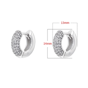 Dettaglio di orecchini huggie argento 14mm con pavé di zirconi e indicazione delle misure