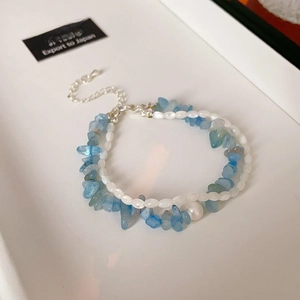 Détail d'un bracelet double rang en argent S925 avec pierres bleues et perles d'eau douce