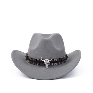 Détail du chapeau de cowboy gris clair avec ruban ethnique et tête de taureau argentée