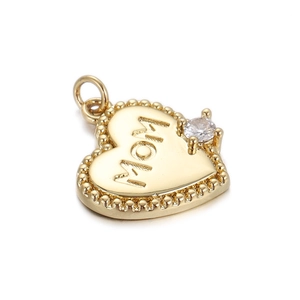 Dettaglio di un ciondolo a cuore placcato oro 18K con incisione MOM e una gemma preziosa