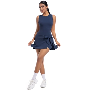Dettaglio dell'abito da tennis blu scuro con elegante fiocco decorativo sul lato