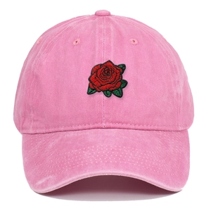 Primer plano del bordado de rosa roja en una gorra de béisbol de algodón rosa lavado