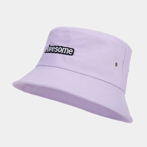 Détail du chapeau bob violet avec broderie Awesome et œillets d'aération métalliques