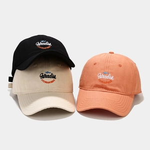 Tre cappellini da baseball 'Paradise' ricamati in nero, crema e rosa arancio in cotone