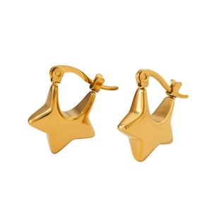 Boucles d'oreilles étoiles en acier inoxydable doré avec design minimaliste en 3D