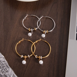 Nahaufnahme minimalistischer 18K Gold und Silber Creolen mit weißen Perlenanhängern