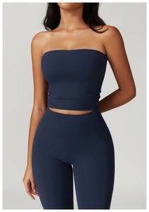 Détail d'un ensemble soutien-gorge de sport sans bretelles et legging de yoga bleu marine