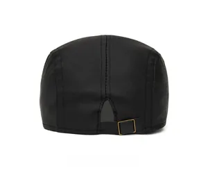 Vue arrière du béret en cuir avec finition mate et sangle réglable à boucle métallique