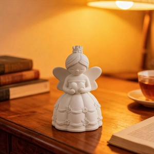 Charmante figurine d'ange en prière avec cœur en résine blanche sur bureau en bois