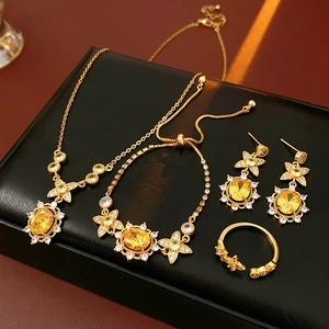 Nahaufnahme eines Vintage-Schmucksets mit gelbem Zirkon in Gold auf schwarzem Etui
