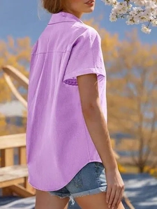Détail de chemise violette en coton et lin à manches courtes avec col à revers et boutons