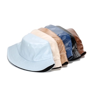 Bobs en cuir PU de différentes couleurs unies empilés sur un fond blanc pour un style chic