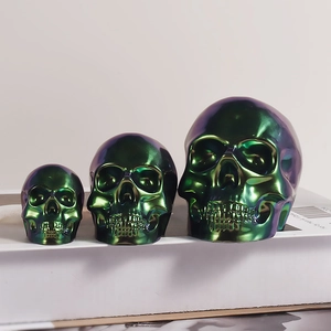 Τρία διακοσμητικά κρανία Halloween με χρωματική διαβάθμιση σε διάφορα μεγέθη