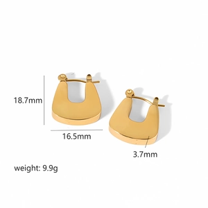 Minimalist 18K gold plated U-shaped chain earrings with product dimensions and weight