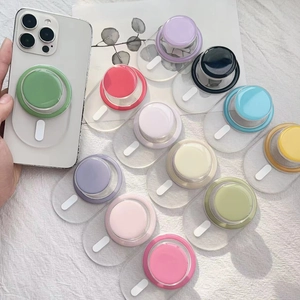 Supporti MagSafe opachi colorati in varie tonalità pastello su una superficie bianca