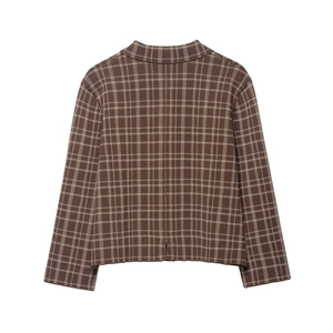 Rückansicht der braunen karierten Langarmjacke mit Karomuster und Strickstruktur