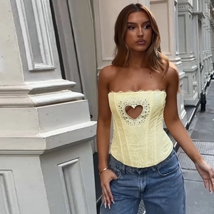 Corset jaune ajusté avec découpe cœur en strass et détails en dentelle jacquard