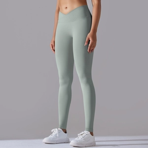 Dettaglio dei leggings yoga a vita alta a V in tessuto a coste senza cuciture verde salvia