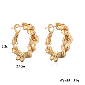 Créoles torsadées plaquées or 18 carats, dimensions 2,3x2,4 cm, poids 11g, design élégant